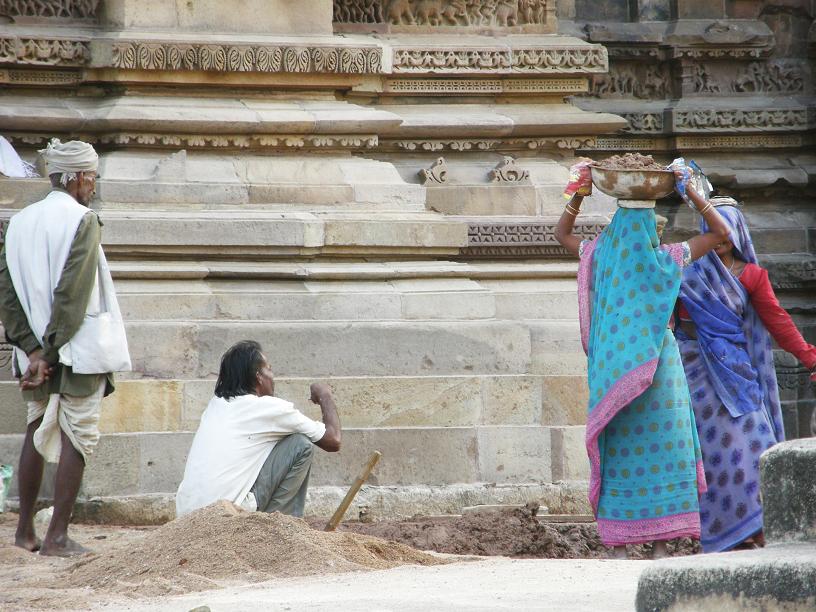 workers, Kandariya Mahadev  temple, Khajuraho