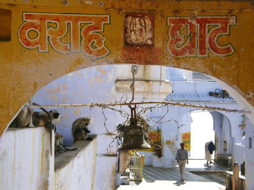 steps down to the ghats, Pushkar
